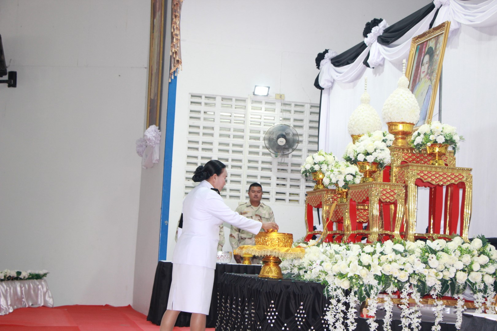 สพอ.โนนแดง ร่วมพิธีสรงน้ำพระบรมศพและลงนามแสดงความไว้อาลัยเบื้องหน้าพระฉายาลักษณ์ สมเด็จพระนางเจ้าสิริกิติ์ พระบรมราชินีนาถ พระบรมราชชนนีพันปีหลวง