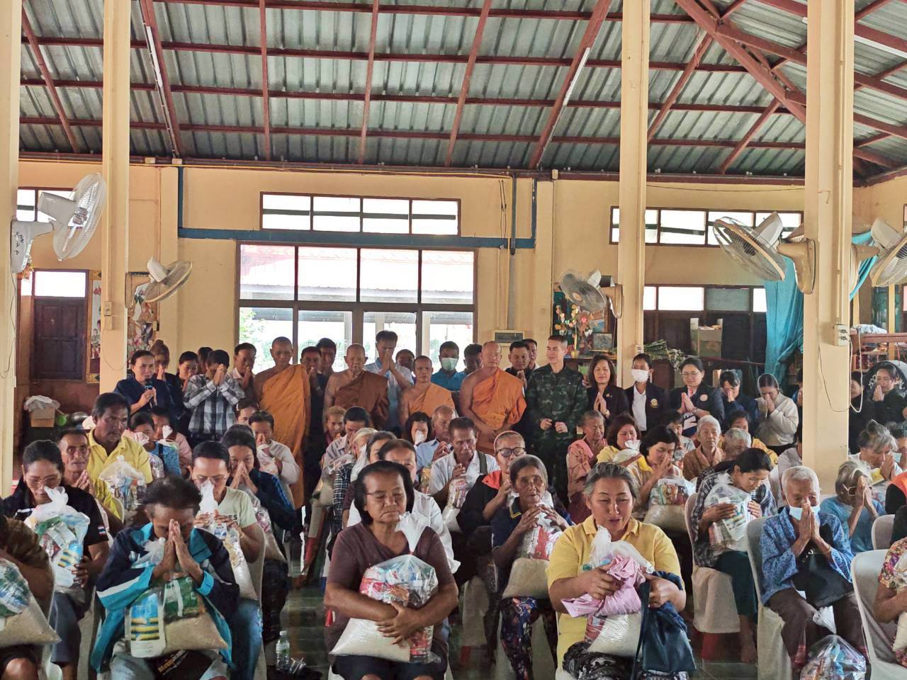 สพอ.โนนแดง ร่วมมอบถุงยังชีพจากโครงการขับเคลื่อนอำเภอพูนสุขเพื่อพัฒนาคุณภาพชีวิตของพี่น้องประชาชน กิจกรรมถนนสายวัฒนธรรม "ชวนพี่ ชวนน้อง นุ่งผ้าไทย ทำบุญตักบาตร แบ่งปันน้ำใจ" ตำบลโนนตาเถร ให้แก่ครัวเรือนยากจน ผู้สูงอายุ ผู้พิการ ผู้ด้อยโอกาส และกลุ่มเปราะบาง