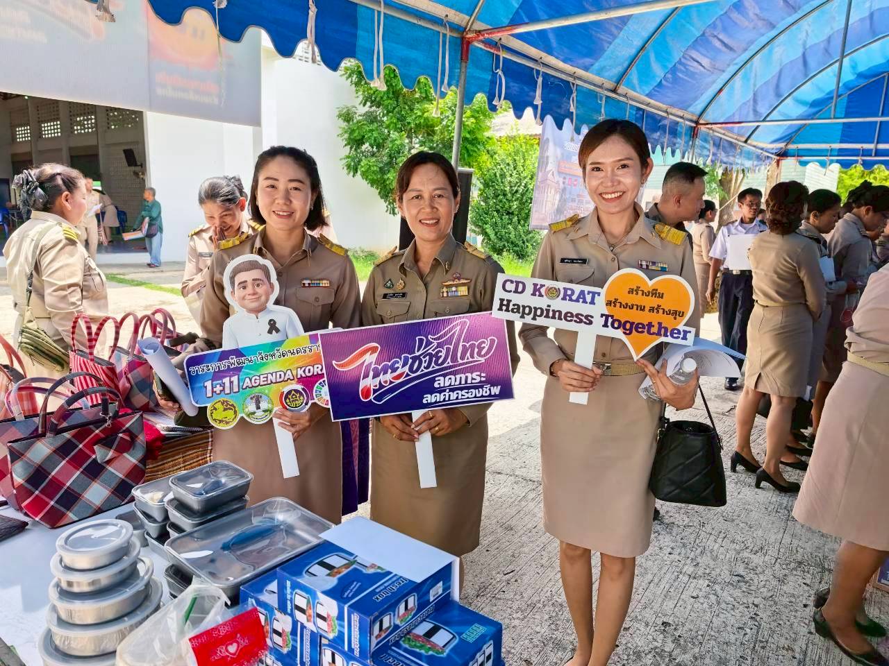 สพอ.โนนแดง นำผู้ผลิต ผู้ประกอบการ OTOP อำเภอโนนแดง ร่วมโครงการ “ไทยช่วยไทย” ลดภาระค่าครองชีพ ครั้งที่ 5